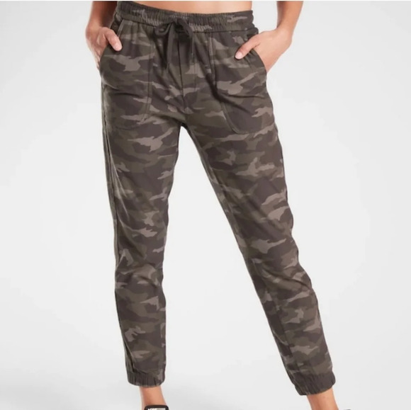 Athleta Camo Farallon Joggers, Pull-On Elastic Waist, Relaxed Fit, Size 2, EUC! - Picture 1 of 12